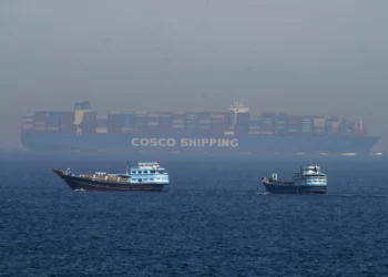 Dos dhows tradicionales navegan junto a un gran buque portacontenedores en el estrecho de Ormuz, el viernes 19 de mayo de 2023. (Foto AP/Jon Gambrell)
