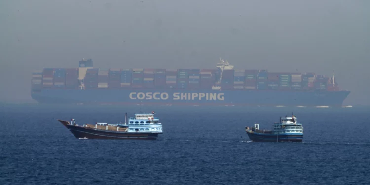 Dos dhows tradicionales navegan junto a un gran buque portacontenedores en el estrecho de Ormuz, el viernes 19 de mayo de 2023. (Foto AP/Jon Gambrell)