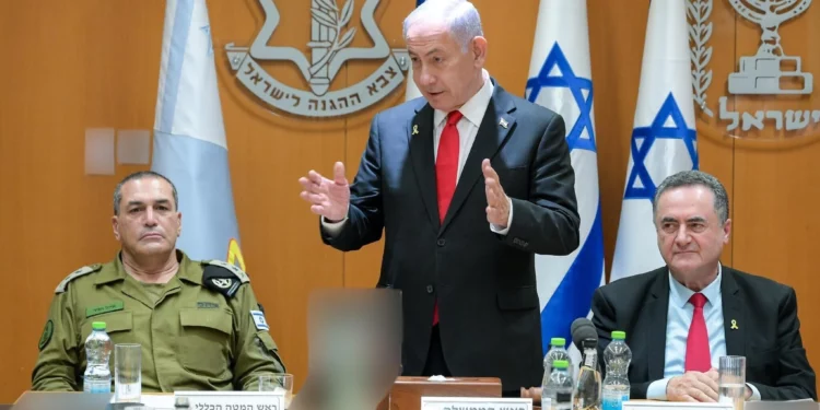 Esta foto muestra al primer ministro Benjamin Netanyahu reunido con el Foro del Estado Mayor de las Fuerzas de Defensa de Israel (FDI) el 30 de junio de 2025. (Maayan Toaf/GPO)
