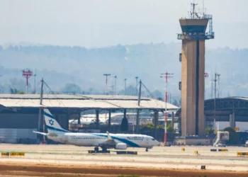 El vuelo de repatriación de El Al aterriza en el aeropuerto Ben Gurión, cerca de Tel Aviv, el 18 de junio de 2025. (Yossi Aloni/Flash90)