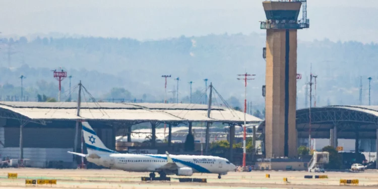 El vuelo de repatriación de El Al aterriza en el aeropuerto Ben Gurión, cerca de Tel Aviv, el 18 de junio de 2025. (Yossi Aloni/Flash90)