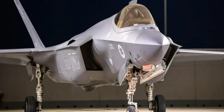Aviones de combate israelíes F-35 regresan a la base aérea de Nevatim tras un ataque aéreo en Yemen, el 20 de julio de 2024. (Fuerzas de Defensa de Israel)
