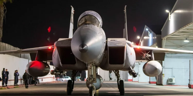 Aviones de la Fuerza Aérea Israelí despegan de un lugar desconocido para atacar Irán, el 26 de octubre de 2024. (Ejército de Israel vía AP)