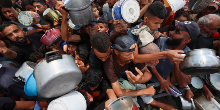 Palestinos esperan comida en un punto de distribución en Nuseirat, en el centro de la Franja de Gaza, el 11 de junio de 2025. (Eyad BABA / AFP)