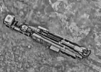 Lanzadores de misiles balísticos iraníes son blanco de ataques aéreos israelíes, en imágenes publicadas por las Fuerzas de Defensa de Israel el 16 de junio de 2025. (Fuerzas de Defensa de Israel)