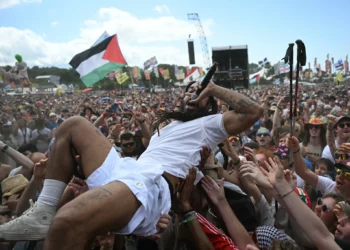 Bobby Vylan, del dúo británico Bob Vylan, surfea entre la multitud durante su actuación en el escenario West Holts durante el cuarto día del festival de Glastonbury en Worthy Farm, Somerset, Inglaterra, el 28 de junio de 2025. (Oli Scarff/AFP)