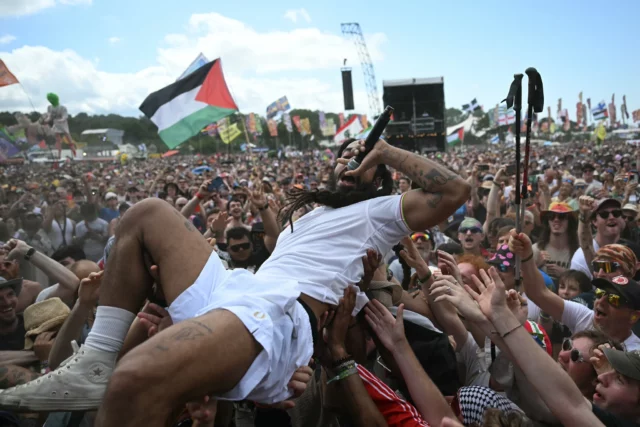 La BBC admite error al no cortar transmisión de Bob Vylan por su antisemitismo