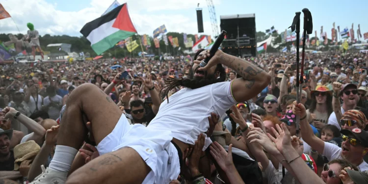 Bobby Vylan, del dúo británico Bob Vylan, surfea entre la multitud durante su actuación en el escenario West Holts durante el cuarto día del festival de Glastonbury en Worthy Farm, Somerset, Inglaterra, el 28 de junio de 2025. (Oli Scarff/AFP)