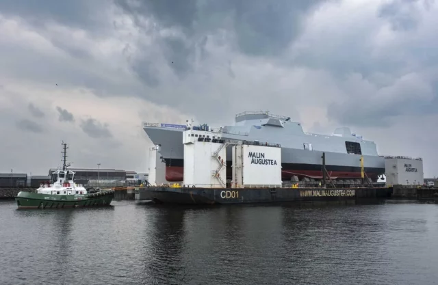La fragata HMS Venturer destinada a la Royal Navi flota en el río Forth