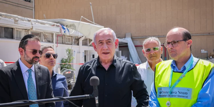 El primer ministro Benjamin Netanyahu en el lugar del ataque con misiles iraníes contra el Centro Médico Soroka en Beersheba, el 19 de junio de 2025. (Marc Israel Sellem/POOL/Flash90)