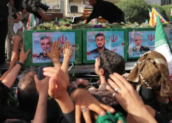 Irán entierra a comandantes y científicos nucleares al grito de “muerte a Israel”