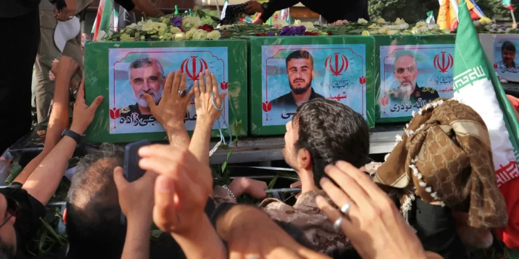 Irán entierra a comandantes y científicos nucleares al grito de “muerte a Israel”