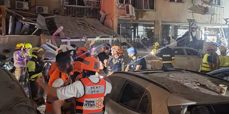 Misiles iraníes hieren a 29 en el centro de Israel Equipos de Magen David Adom trasladaron a 29 personas a hospitales desde las zonas afectadas por impactos de misiles en el centro de Israel. Tres de los heridos presentan un estado moderado, mientras que 26 sufren heridas leves, según el reporte de la organización. Un menor de 10 años resultó gravemente herido tras el impacto de un misil balístico en la región central, informó Magen David Adom. La organización señaló que previamente atendió a un niño en estado grave y que los esfuerzos persisten para identificar más lesionados. En distintos puntos impactados por los misiles, los equipos de emergencia brindaron atención a 12 personas, de las cuales dos presentaron heridas moderadas, conforme a un informe anterior de la MDA. La búsqueda de posibles víctimas adicionales se mantiene activa en las áreas afectadas, confirmaron los equipos de Magen David Adom. Al menos dos edificios residenciales en el centro de Israel sufrieron daños debido a los ataques, según constataron los socorristas. El Centro Médico Ichilov en Tel Aviv atendió a cuatro personas tras la ofensiva de misiles lanzados desde Irán, todas con heridas que varían entre leves y moderadas.