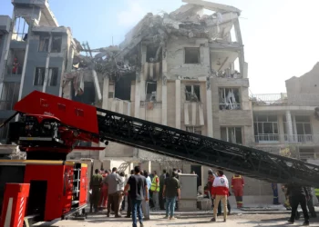 Los equipos de rescate trabajan fuera de un edificio gravemente dañado tras un ataque israelí en la capital iraní de Teherán, el 13 de junio de 2025. (AFP)