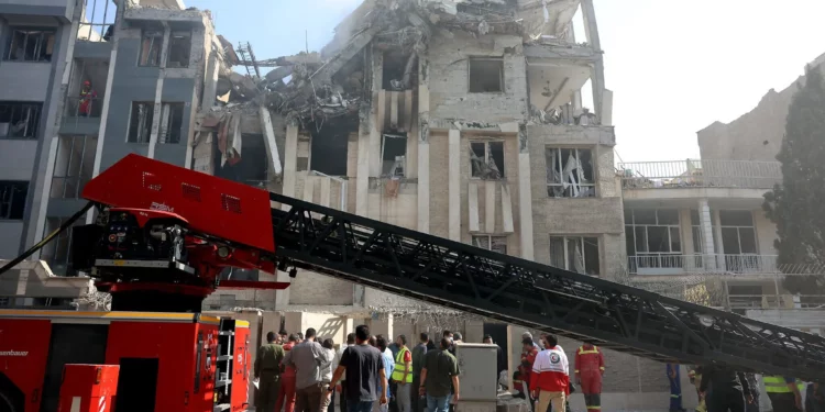 Los equipos de rescate trabajan fuera de un edificio gravemente dañado tras un ataque israelí en la capital iraní de Teherán, el 13 de junio de 2025. (AFP)