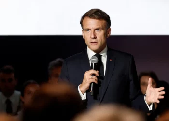 El presidente francés, Emmanuel Macron, pronuncia un discurso en el Salón Aeronáutico de París, en el aeropuerto de Le Bourget, el 20 de junio de 2025. (Benoit Tessier / AFP)