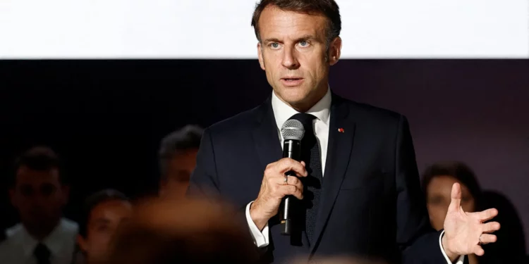 El presidente francés, Emmanuel Macron, pronuncia un discurso en el Salón Aeronáutico de París, en el aeropuerto de Le Bourget, el 20 de junio de 2025. (Benoit Tessier / AFP)