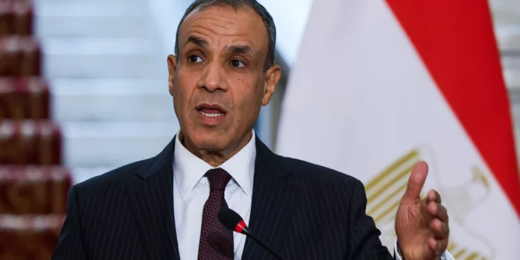 El ministro de Asuntos Exteriores de Egipto, Badr Abdelatty, asiste a una conferencia de prensa conjunta con el secretario de Estado de Estados Unidos, Antony Blinken (no aparece en la imagen), en el Palacio Tahrir de El Cairo, Egipto, el miércoles 18 de septiembre de 2024. (Evelyn Hockstein/Pool Photo vía AP)