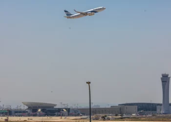 Un vuelo de El Al despega del Aeropuerto Internacional Ben Gurión, a las afueras de Tel Aviv, el 19 de junio de 2025. (Yossi Aloni/Flash90)