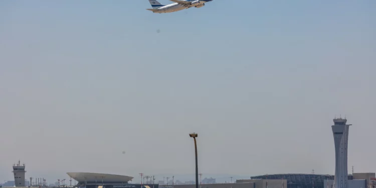Un vuelo de El Al despega del Aeropuerto Internacional Ben Gurión, a las afueras de Tel Aviv, el 19 de junio de 2025. (Yossi Aloni/Flash90)
