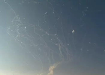 Las sirenas suenan en todo Israel en medio de un ataque con misiles balísticos iraníes