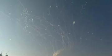 Las sirenas suenan en todo Israel en medio de un ataque con misiles balísticos iraníes