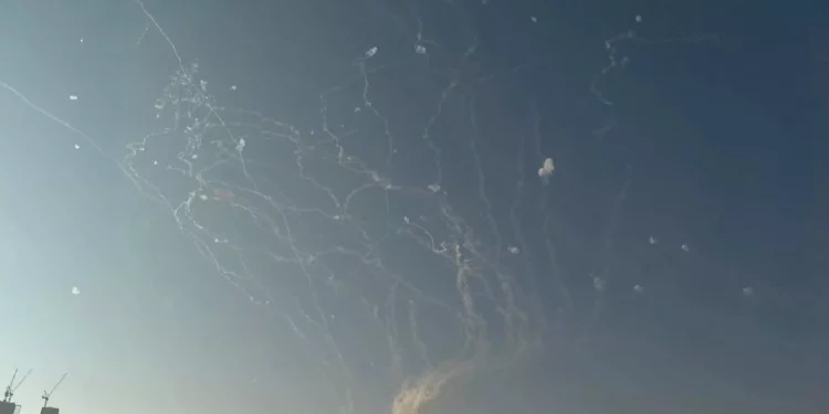 Las sirenas suenan en todo Israel en medio de un ataque con misiles balísticos iraníes