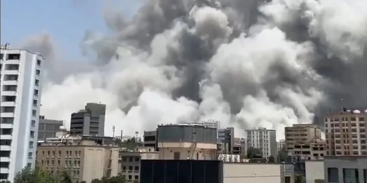 Reportan explosiones en Teherán tras orden de evacuación israelí
