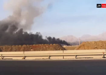 Esta captura de imagen tomada de las imágenes transmitidas por el noticiero iraní IRINN el 13 de junio de 2025, muestra lo que la televisión describió como humo saliendo de las explosiones en Natanz después de que Israel anunciara que había llevado a cabo ataques contra sitios nucleares y militares iraníes (IRINN / AFP)