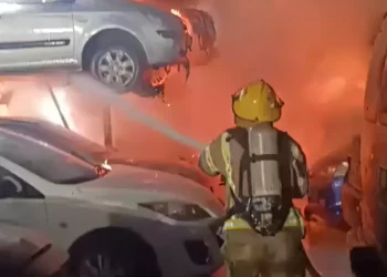 Ataque con misiles de Irán provoca incendio en estacionamiento