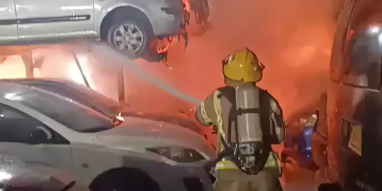 Ataque con misiles de Irán provoca incendio en estacionamiento