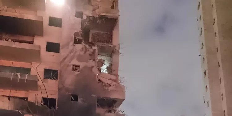 3 muertos tras misiles iraníes que impactan en edificios del centro de Israel