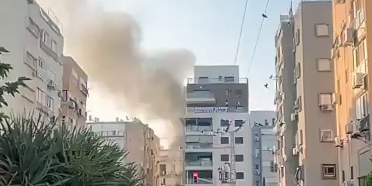 Misiles iraníes impactan el centro y sur de Israel en ataque masivo