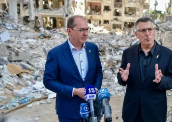 El ministro del Interior alemán, Alexander Dobrindt (izquierda), y el ministro de Asuntos Exteriores, Gideon Sa'ar, visitan el lugar donde impactó un misil balístico disparado desde Irán en Bat Yam el 29 de junio de 2025. (Avshalom Sassoni/Flash90)