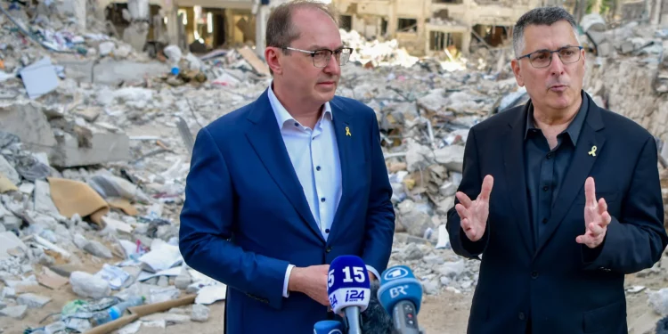 El ministro del Interior alemán, Alexander Dobrindt (izquierda), y el ministro de Asuntos Exteriores, Gideon Sa'ar, visitan el lugar donde impactó un misil balístico disparado desde Irán en Bat Yam el 29 de junio de 2025. (Avshalom Sassoni/Flash90)