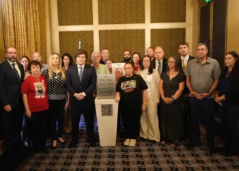 El presidente argentino, Javier Milei, se reúne con rehenes liberados y familiares de víctimas de Hamás, el 11 de junio de 2025. (Oficina del presidente de Argentina vía X)