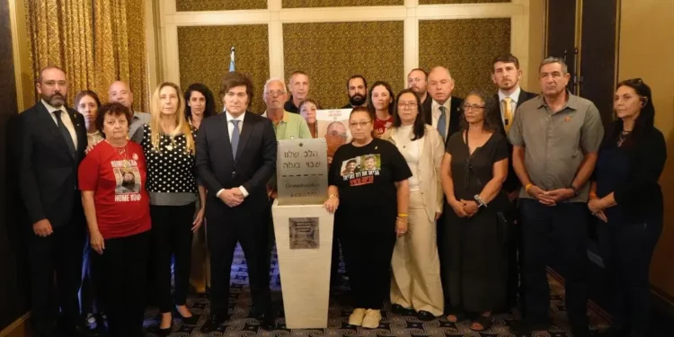 El presidente argentino, Javier Milei, se reúne con rehenes liberados y familiares de víctimas de Hamás, el 11 de junio de 2025. (Oficina del presidente de Argentina vía X)