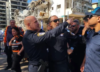 El jefe de la policía de Israel, Danny Levy, recorre el lugar donde impactó un misil iraní en el centro de Israel, junto con el comandante del distrito de Tel Aviv, Haim Sargarof, el 14 de junio de 2025. (Policía de Israel)