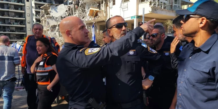 El jefe de la policía de Israel, Danny Levy, recorre el lugar donde impactó un misil iraní en el centro de Israel, junto con el comandante del distrito de Tel Aviv, Haim Sargarof, el 14 de junio de 2025. (Policía de Israel)