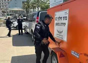 Guardias del Servicio Penitenciario en el lugar del impacto directo de un misil iraní en el Centro Médico Soroka de Beersheba el 19 de junio de 2025. (Servicio Penitenciario de Israel)
