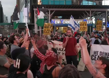 Manifestantes a favor de Irán marchan por la ciudad de Nueva York