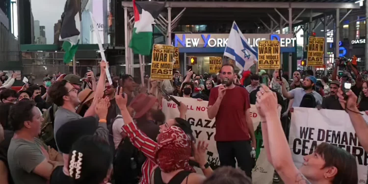 Manifestantes a favor de Irán marchan por la ciudad de Nueva York