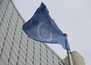 La bandera del Organismo Internacional de Energía Atómica ondea frente a su sede durante una reunión de la Junta de Gobernadores del OIEA en Viena, Austria, el 6 de febrero de 2023. (Heinz-Peter Bader/AP)