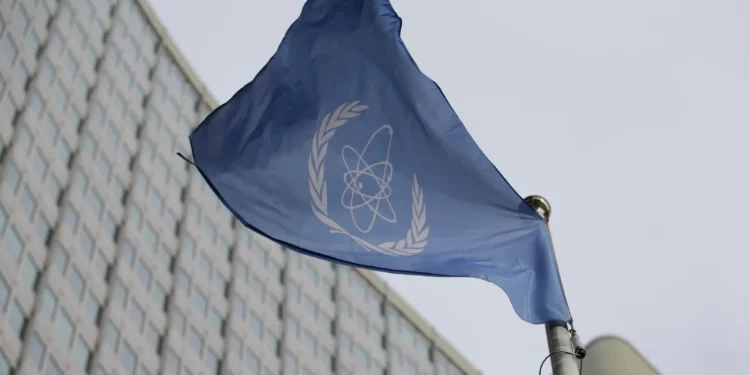 La bandera del Organismo Internacional de Energía Atómica ondea frente a su sede durante una reunión de la Junta de Gobernadores del OIEA en Viena, Austria, el 6 de febrero de 2023. (Heinz-Peter Bader/AP)