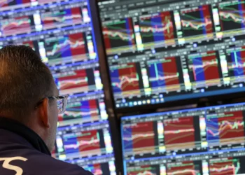Los operadores trabajan en el piso de la Bolsa de Valores de Nueva York (NYSE) en la ciudad de Nueva York el 18 de junio de 2025 (TIMOTHY A. CLARY / AFP)