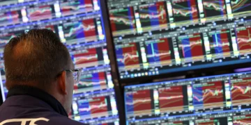 Los operadores trabajan en el piso de la Bolsa de Valores de Nueva York (NYSE) en la ciudad de Nueva York el 18 de junio de 2025 (TIMOTHY A. CLARY / AFP)