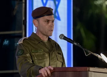 El nuevo jefe de la Dirección de Inteligencia Militar, el mayor general Shlomi Binder, habla en una ceremonia de entrega en la base de Glilot, cerca de Herzliya, el 21 de agosto de 2024. (Tomer Neuberg/Flash90)