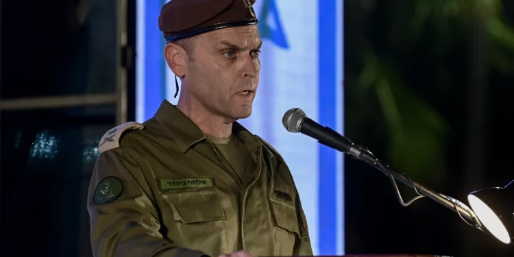 El nuevo jefe de la Dirección de Inteligencia Militar, el mayor general Shlomi Binder, habla en una ceremonia de entrega en la base de Glilot, cerca de Herzliya, el 21 de agosto de 2024. (Tomer Neuberg/Flash90)
