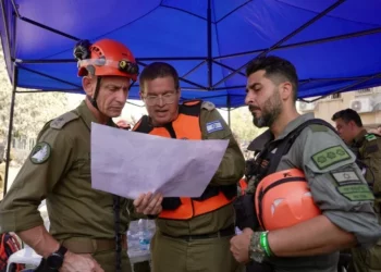 El jefe del Comando del Frente Interno, mayor general Rafi Milo (izquierda), en el lugar del impacto de un misil balístico iraní en Holón, el 19 de junio de 2025. (Fuerzas de Defensa de Israel)
