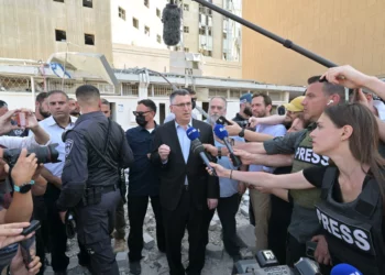 El ministro de Asuntos Exteriores, Gideon Saar, en el lugar del ataque con misiles iraníes contra el Centro Médico Soroka en Beersheba, el 19 de junio de 2025. (Shlomi Amsallem/GPO)